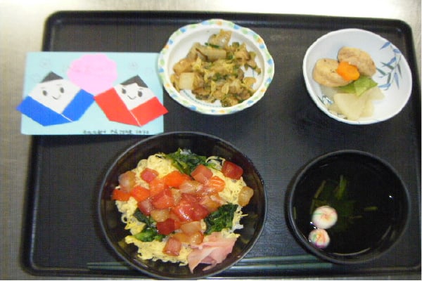 お寿司はまぐろ・鯛・サーモン・錦糸卵・菜の花を彩りよく散らしました。