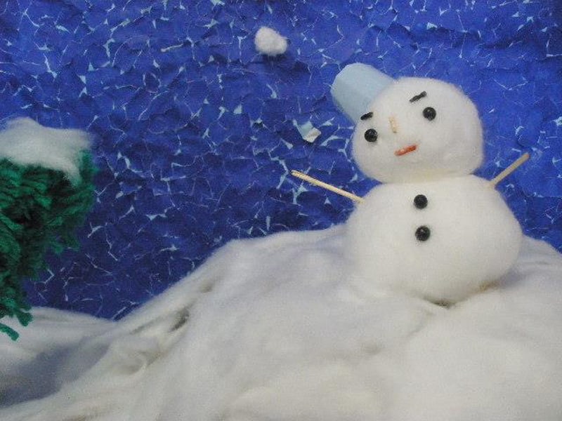 綿で作った雪だるま。腕は爪楊枝です。