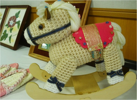 毛糸で編んだ馬