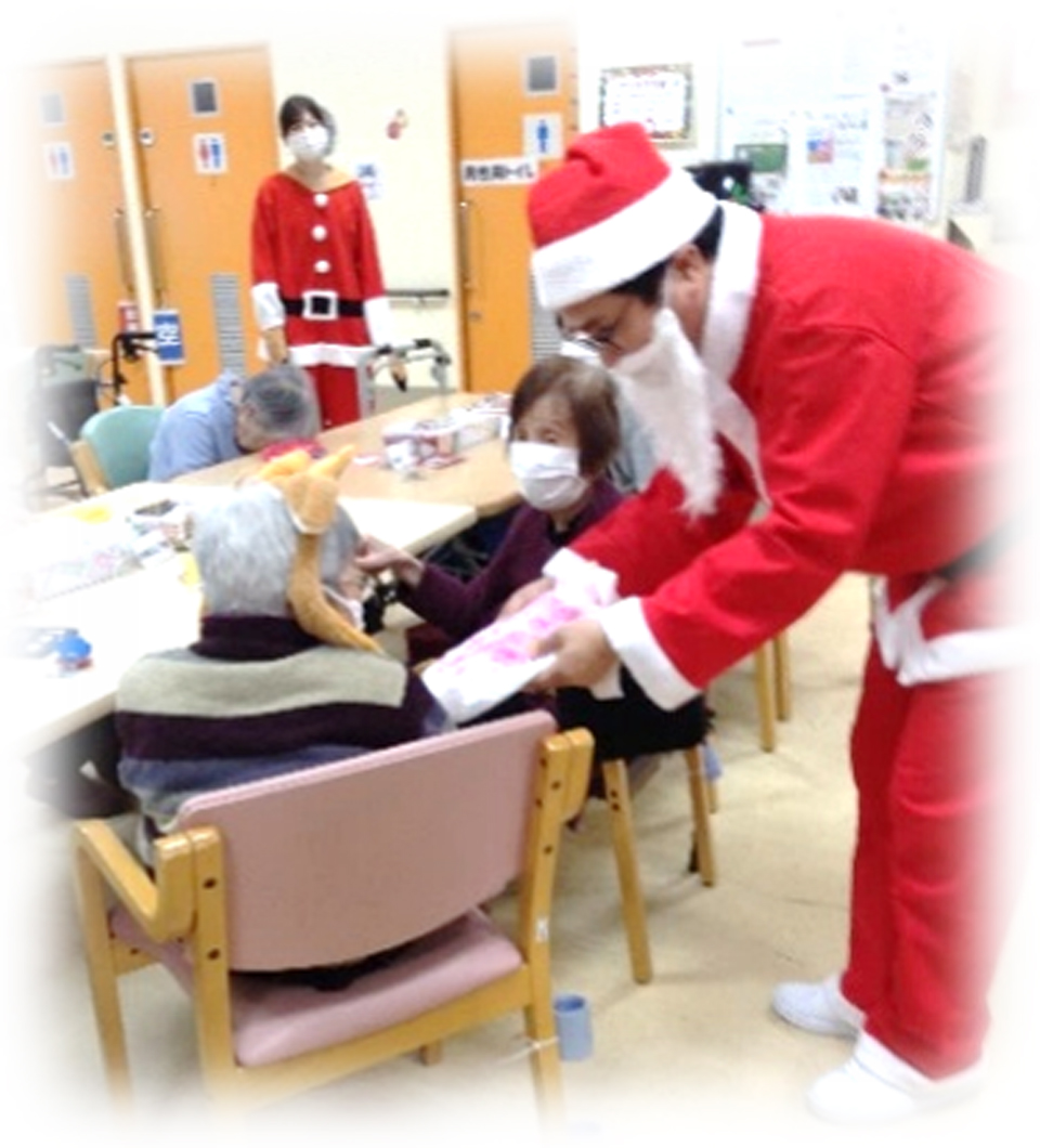 利用者様へサンタクロースからプレゼントが贈られている写真