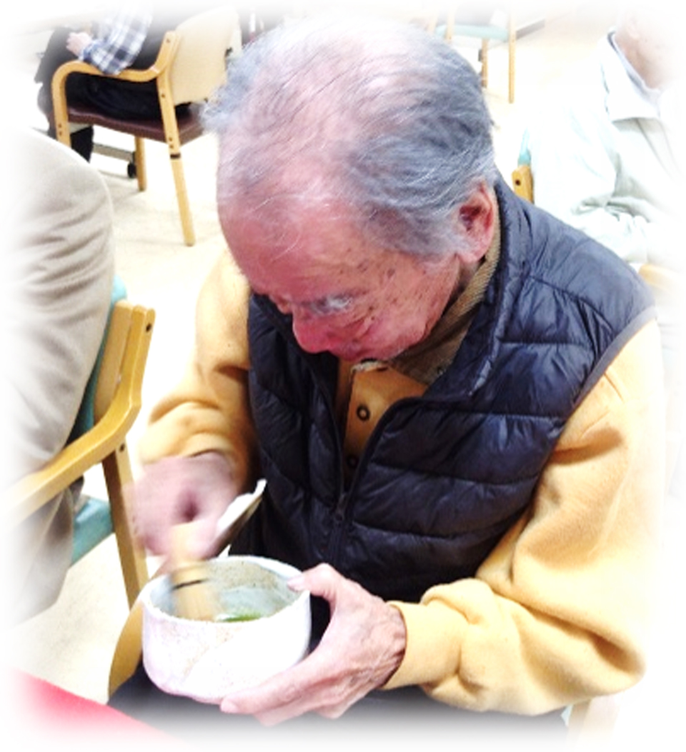 お抹茶を楽しむ利用者さまの画像