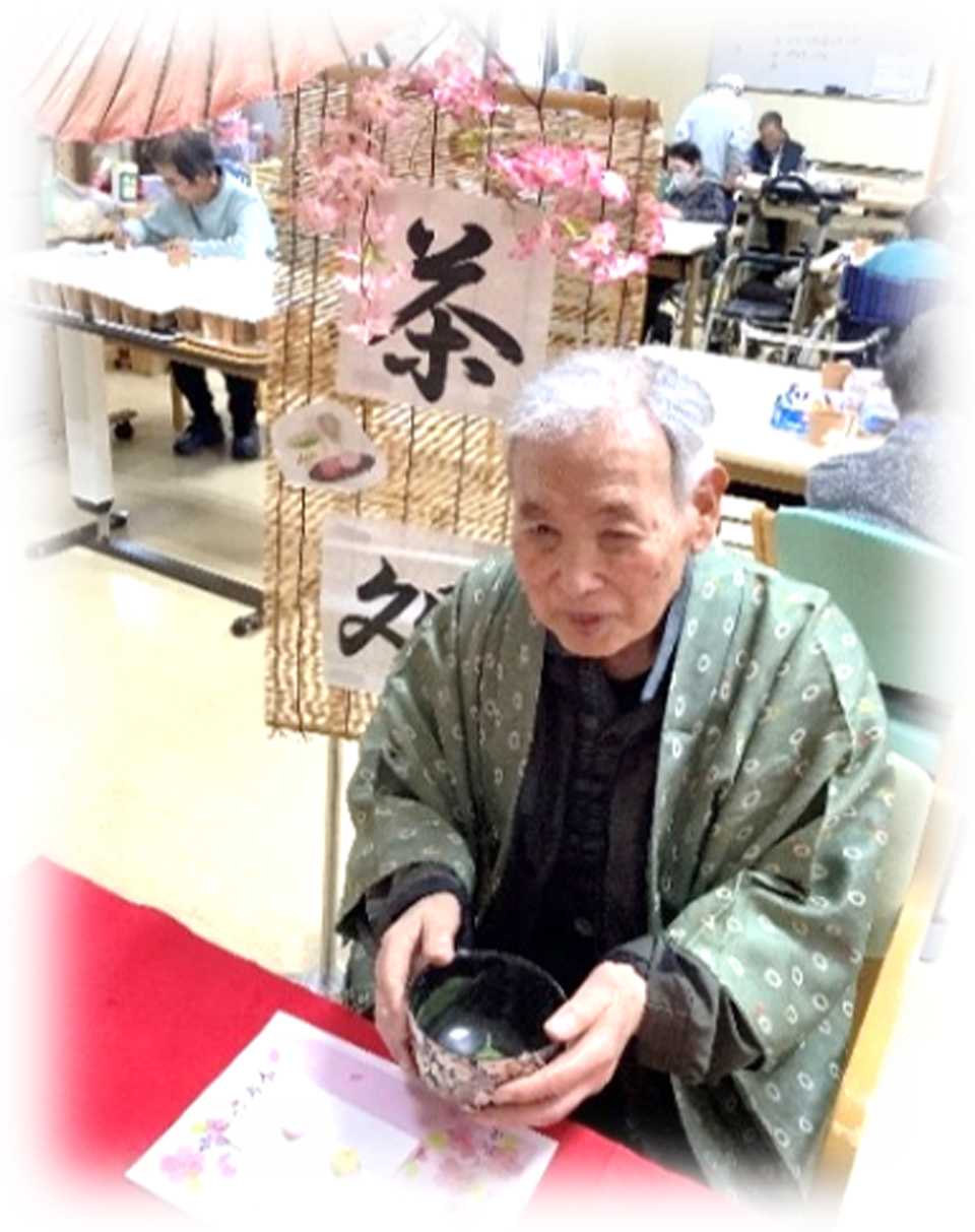 作務衣を着てお抹茶を楽しむ利用者さまの画像