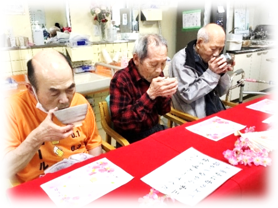 落雁とお抹茶を楽しむ利用者さまの画像