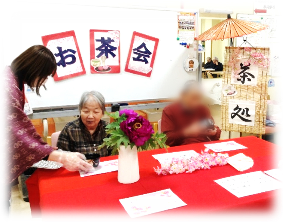 施設内でつくられた茶処でお抹茶を楽しむ利用者さまの画像