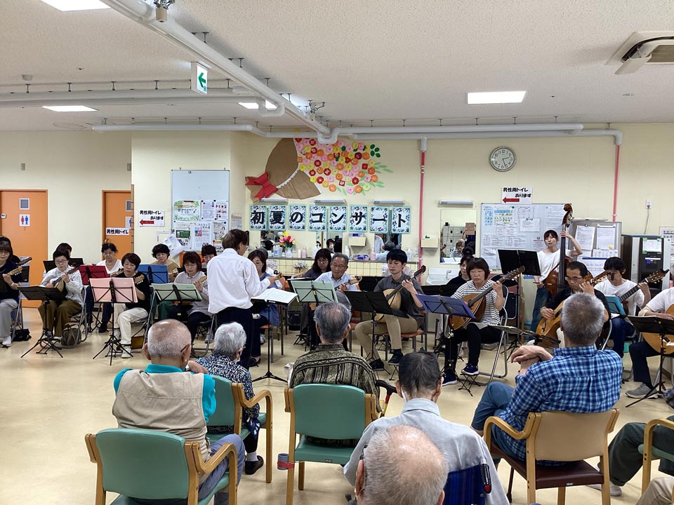 演奏を楽しむ利用者の皆さん