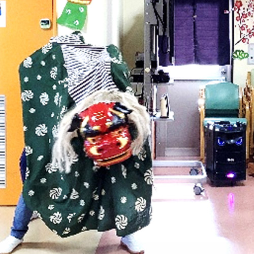 わかば通信 2026年1月号 介護施設に獅子舞がやって来ました!